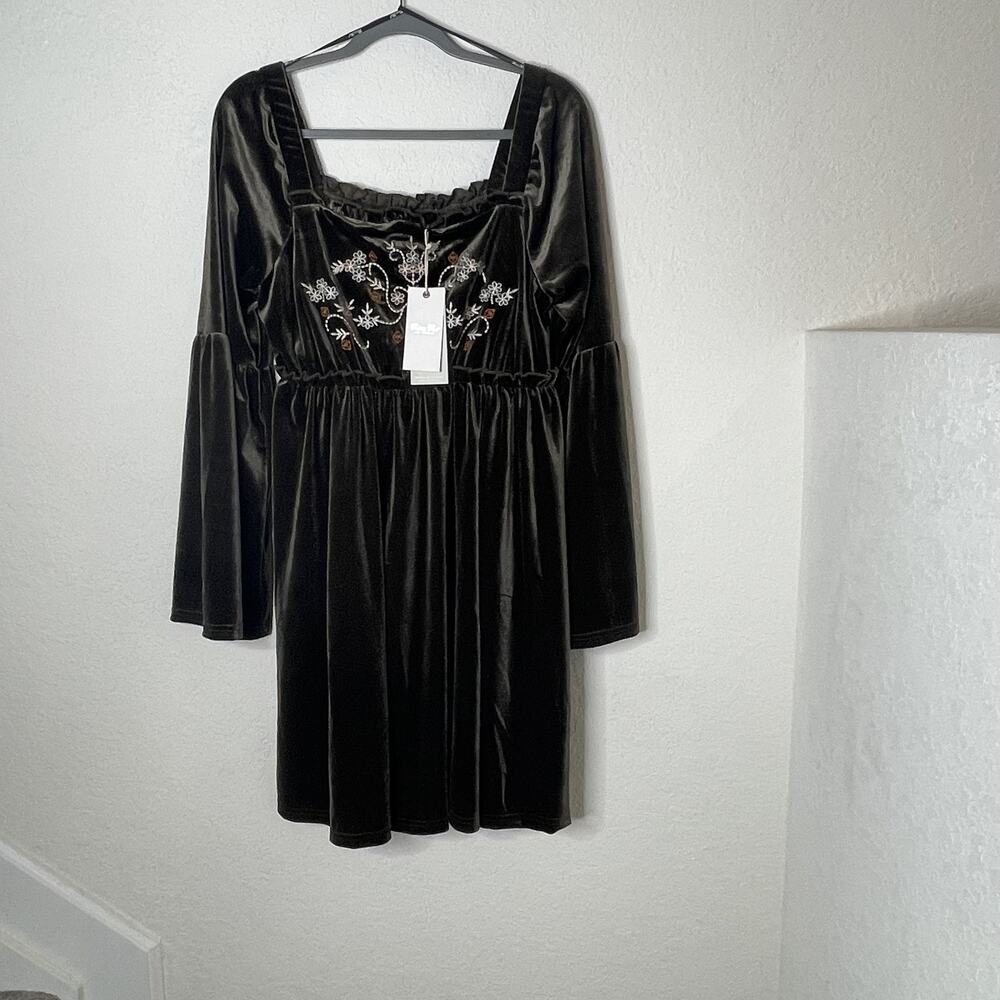 Miss Me NWT Embroidered Bohemian Velvet Bell Sleeve Dress Women Size Large Olive